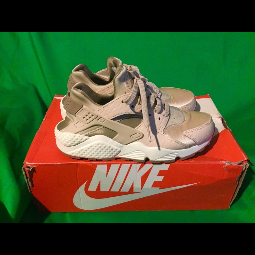 Nike Air Huarache Running Shoes - Picture 8 of 8